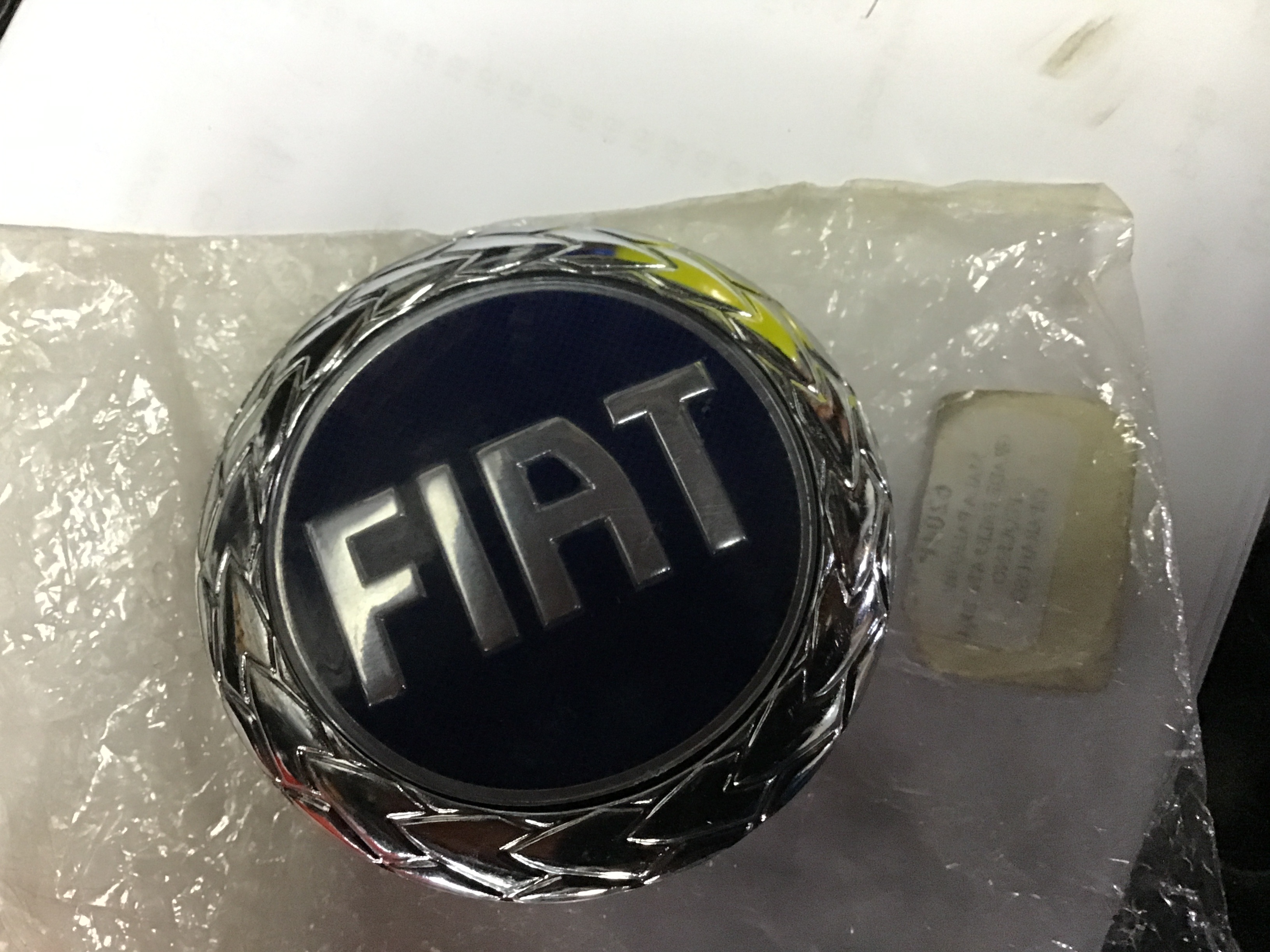 EMBLEMA PARRILLA "FIAT" AZUL 75mm