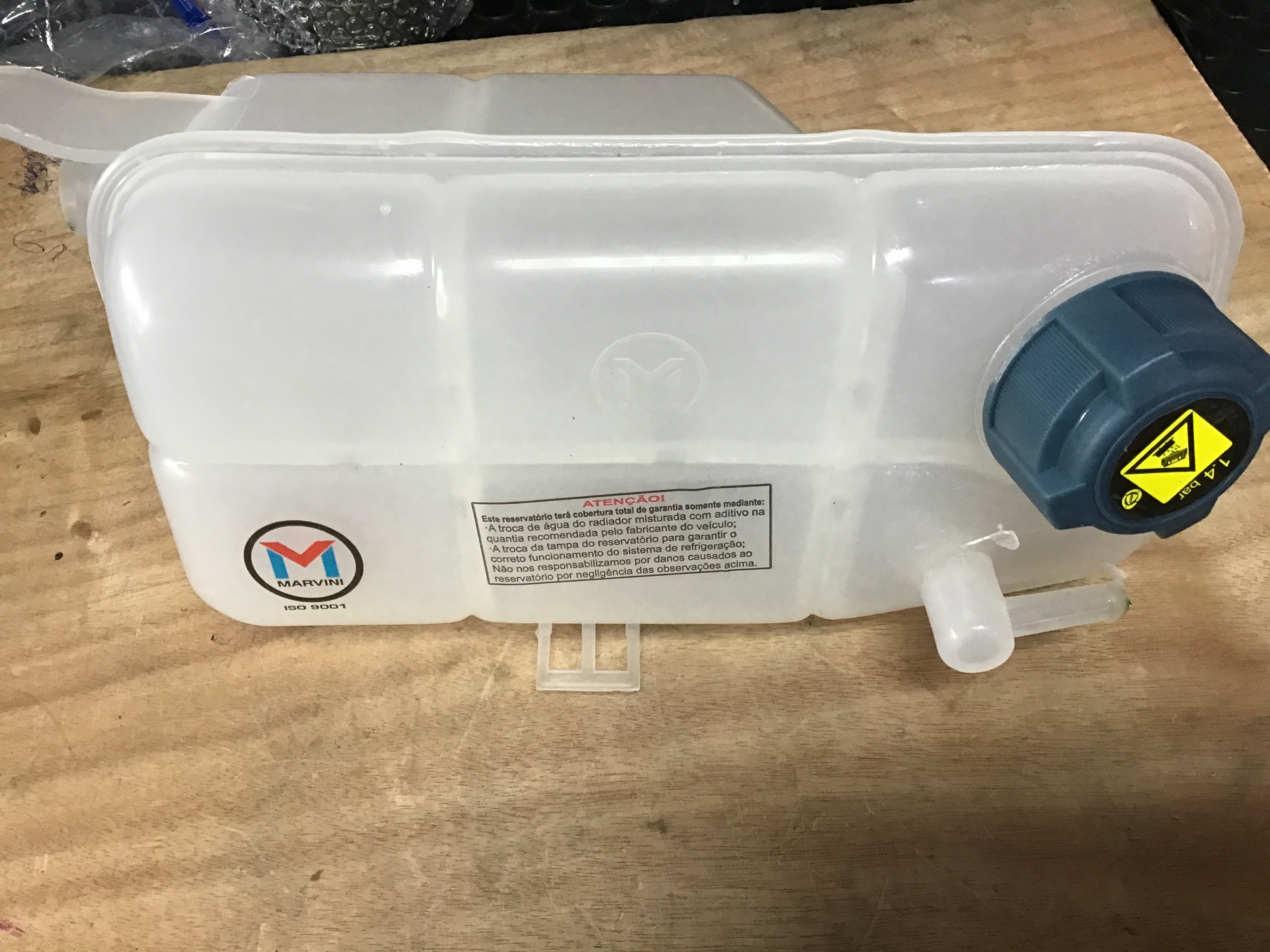 ENVASE DE REFRIGERANTE CON TAPA