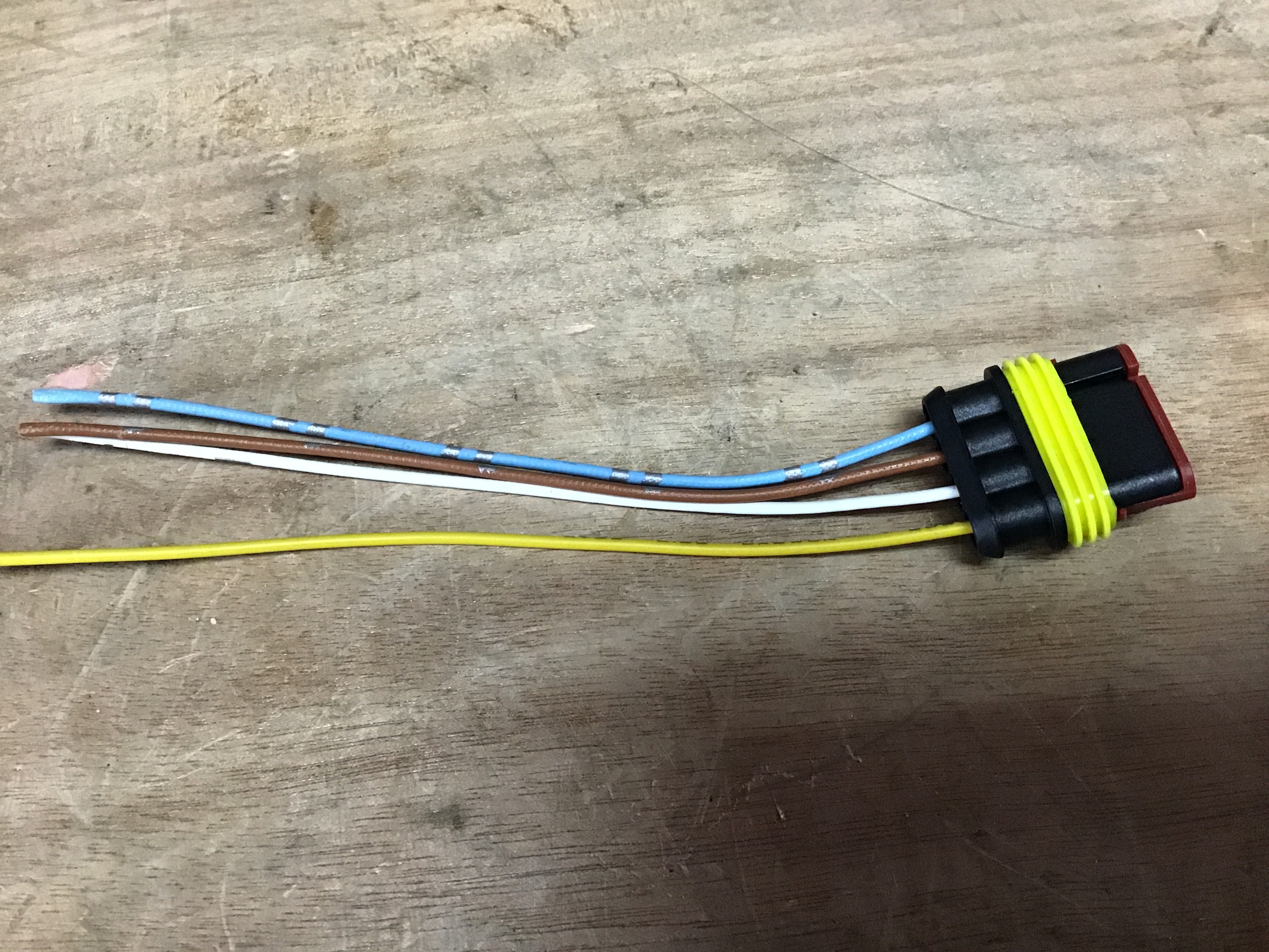 CONECTOR 4 VIAS P/BOMBA GASOLINA