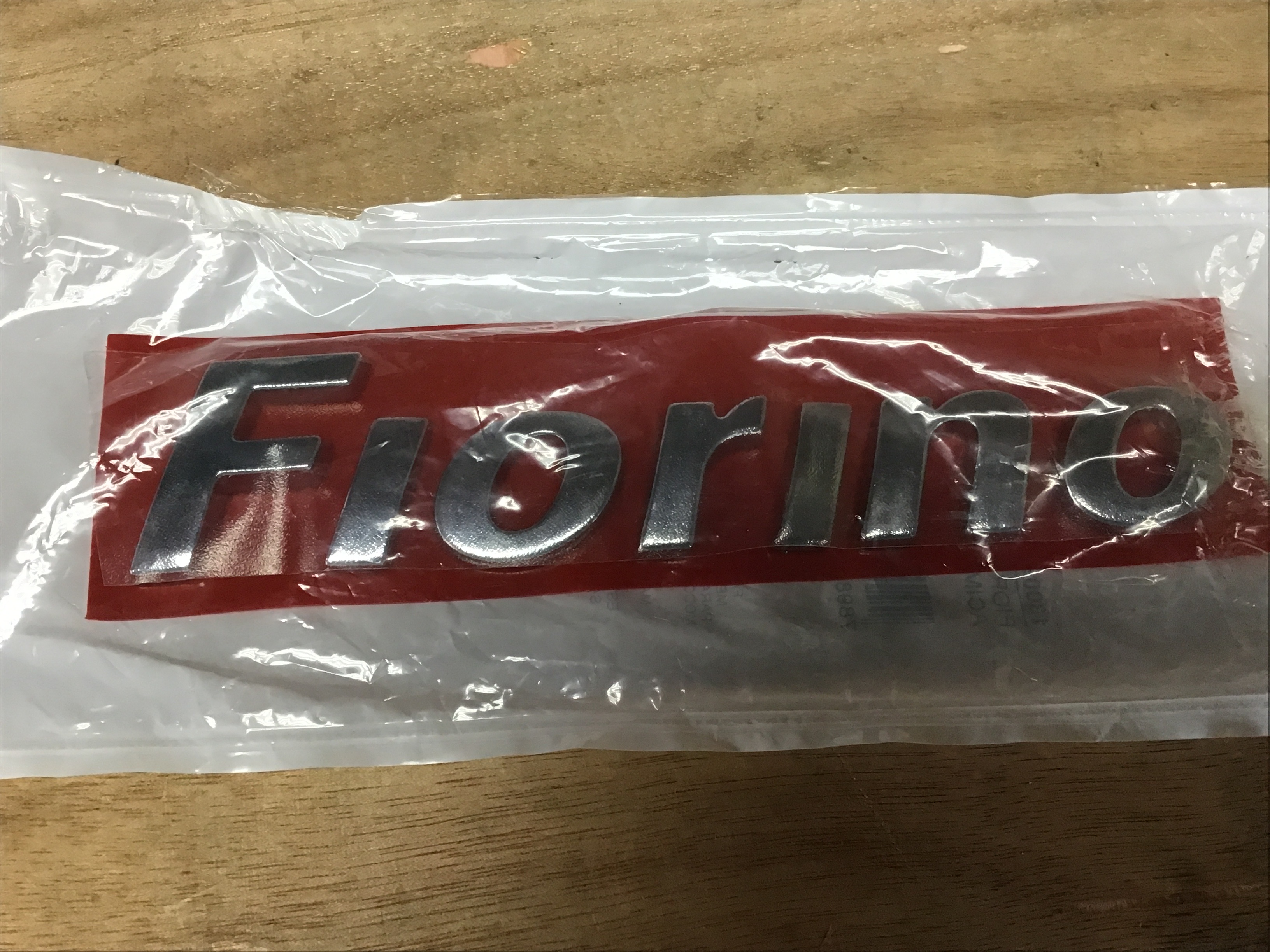 EMBLEMA ¨FIORINO¨CROMADO DE MALETA