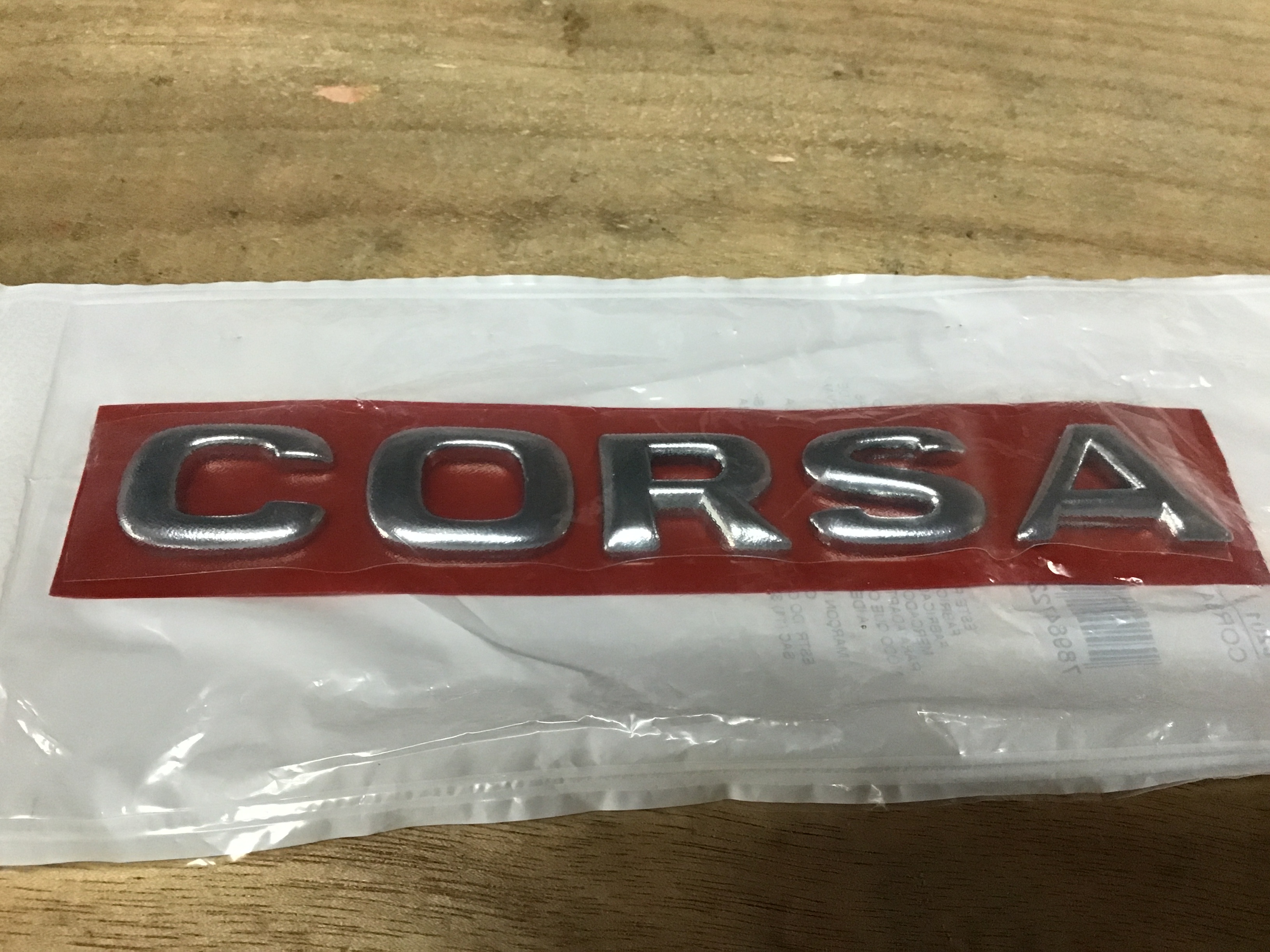 EMBLEMA ¨CORSA¨CROMADO DE MALETA CHEVROLET CORSA TODOS