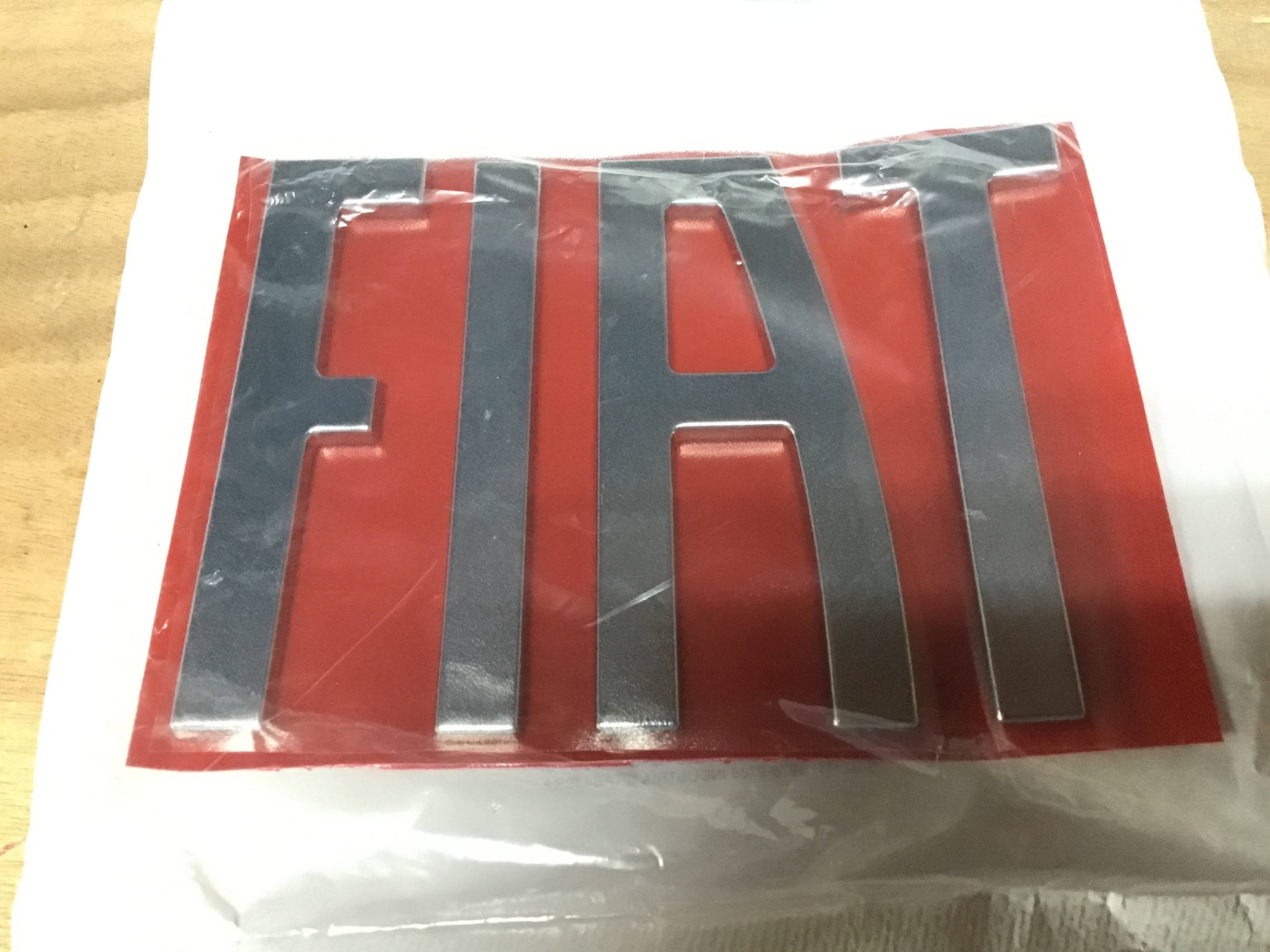 EMBLEMA FIAT CROMADO DE MALETA TORO
